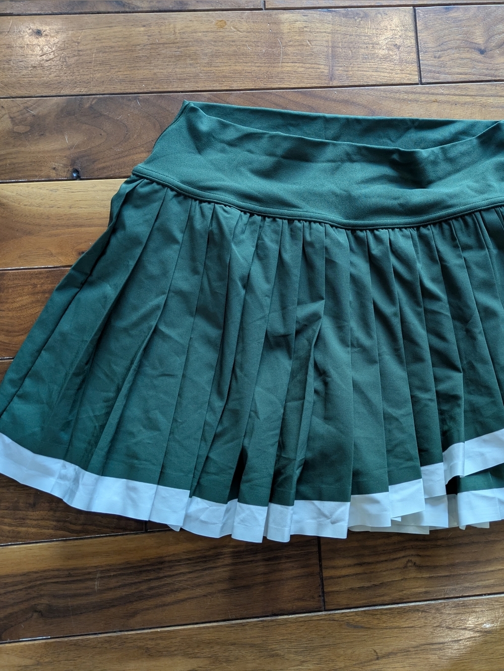 NWT OFFLINE by Aerie Tiebreaker Pleated Tennis Skort in forest green and white